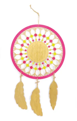 Geel en roze houten mandala dromenvanger met drie houten veren eronder.
