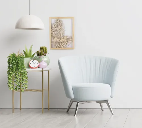Rechthoekig houten frame met twee palmbladeren aan de muur in een interieur, boven een tafel met plantjes en een stoel met la