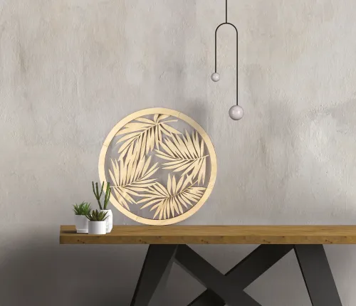 Rond houten frame met vier palmbladeren op een tafel in een interieur.