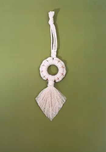 Macramé hanger pompon (Ø 17 cm) display