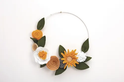 Vilten Bloemenkrans – DIY wanddecoratie display