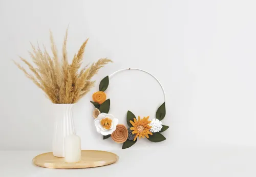 Vilten Bloemenkrans – DIY wanddecoratie boven tafel