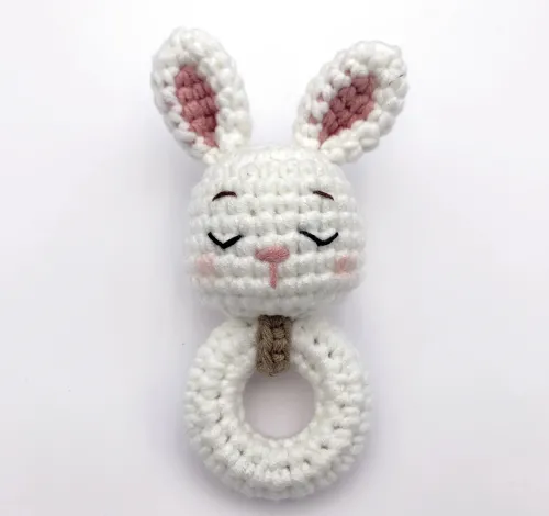 Haakset rammelaar konijn (16 cm) – Amigurumi DIY-pakket | Incl. garen, haaknaald, vulling, rammelring en handleiding