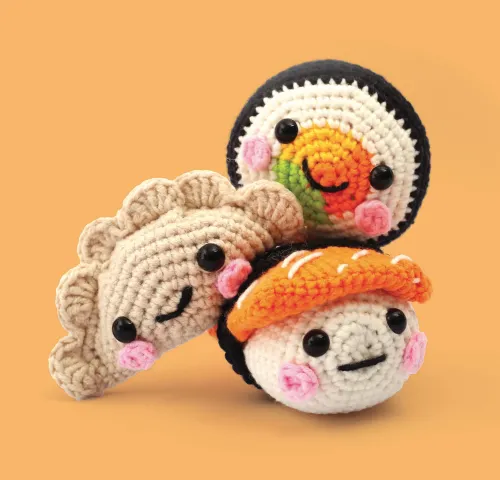 Haakset Sushi (3 figuren) – Amigurumi DIY-pakket display