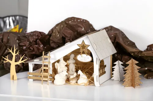 Kerststal van karton – DIY kerstdecoratie display